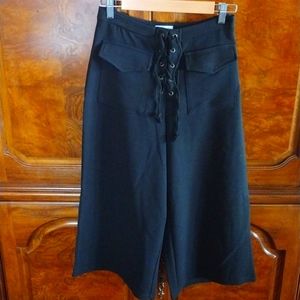 Skylar & Jade black wide leg capri pants size S NWOT